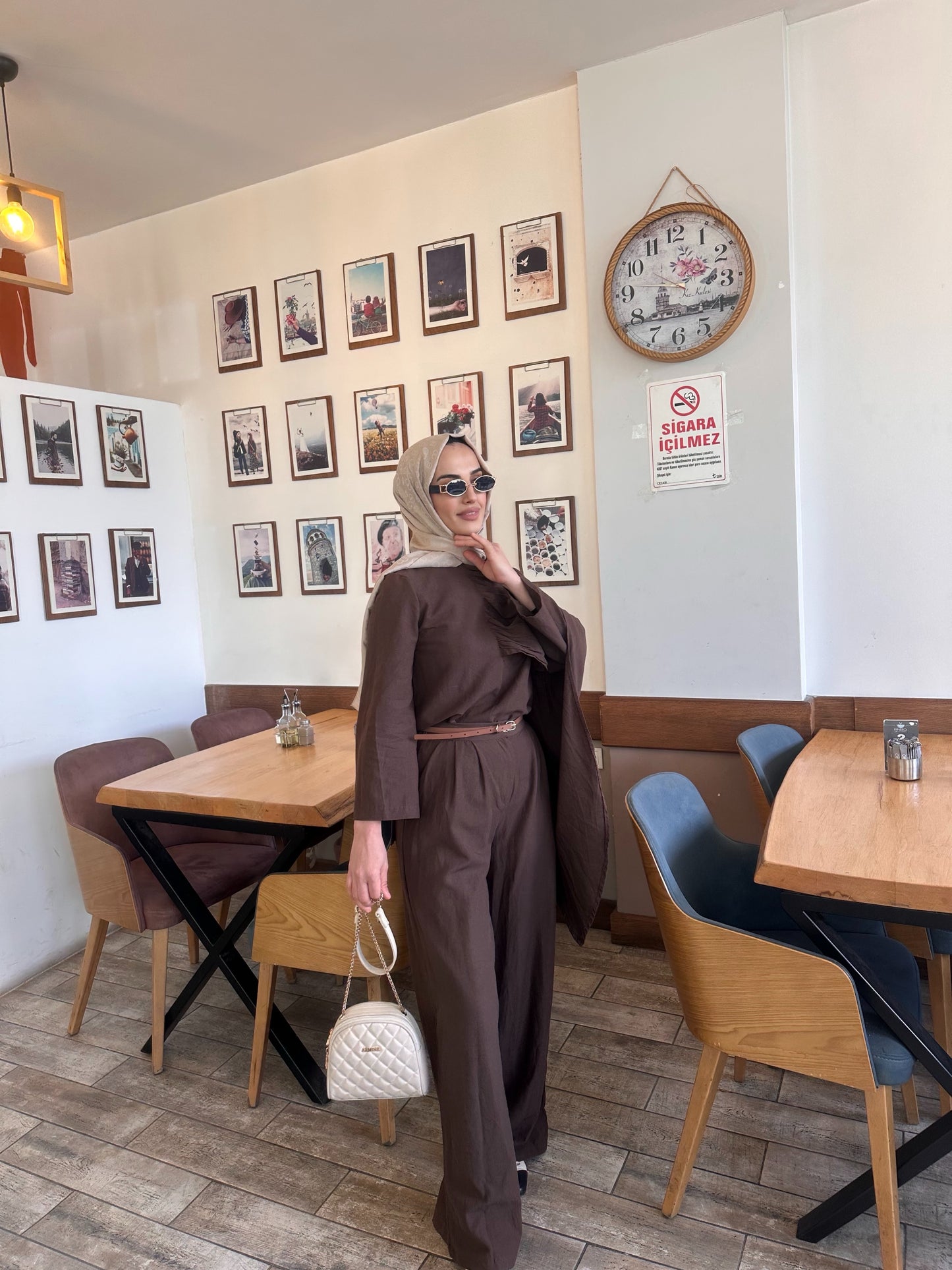 Premium omuzdan pelerin detaylı keten ikili takım kahverengi